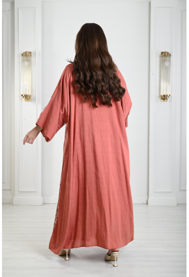 جلابيات نسائية بنقوشات مفرغة