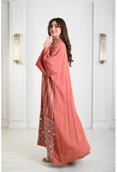 جلابيات نسائية بنقوشات مفرغة