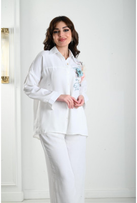 طقم نسائي بزهور متطايرة علي الصدر