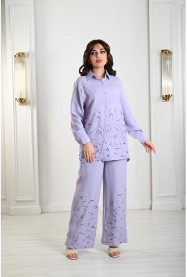 طقم نسائي بتصميم رقيق مطرز