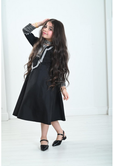 فستان بناتي بصدر مطرز