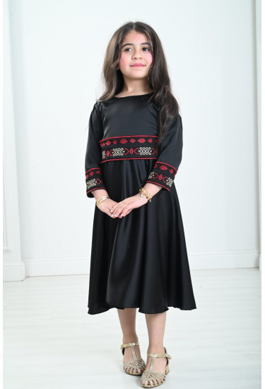 فستان بناتي بتطريز تراثي رقيق