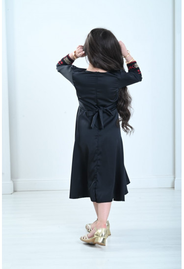 فستان بناتي بتطريز تراثي رقيق