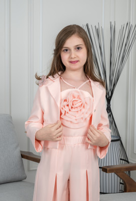 طقم بناتي بتفاصيل مبهرة 