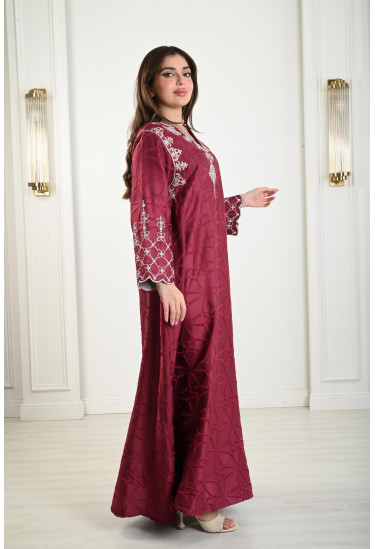 جلابية نسائية بنسيج مزخرف 