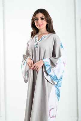 جلابية نسائية فضفاضة مزينة بنقوشات ملونة