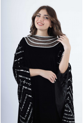 جلابية مخمل بتطريز هندسي وياقة شبكية