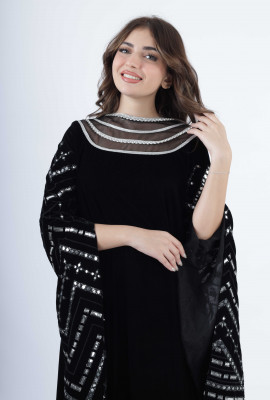 جلابية مخمل بتطريز هندسي وياقة شبكية جلابية مخمل بتطريز هندسي وياقة شبكية