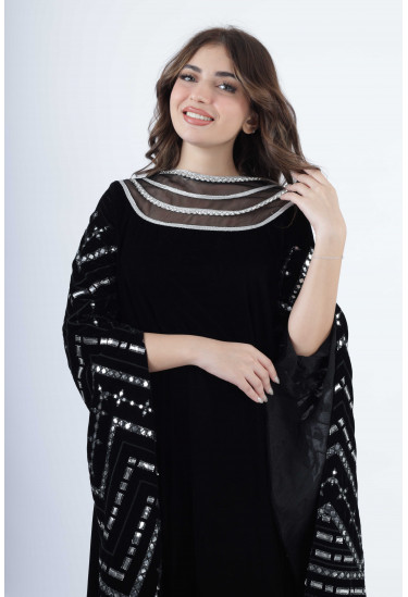 جلابية مخمل بتطريز هندسي وياقة شبكية