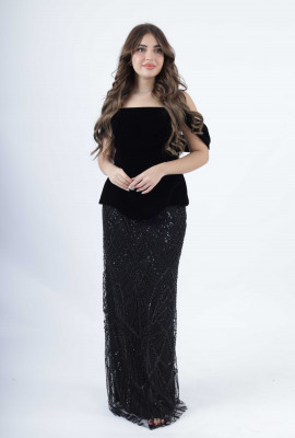 فستان مخملي عاري الأكتاف