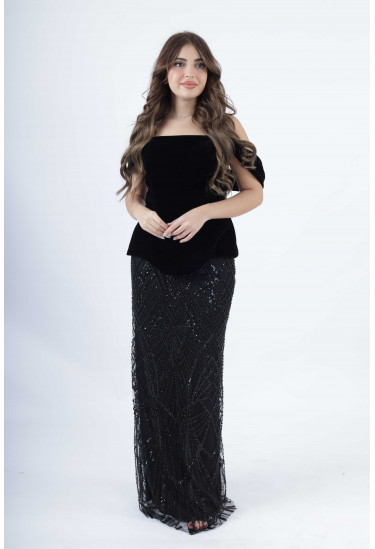 فستان مخملي عاري الأكتاف