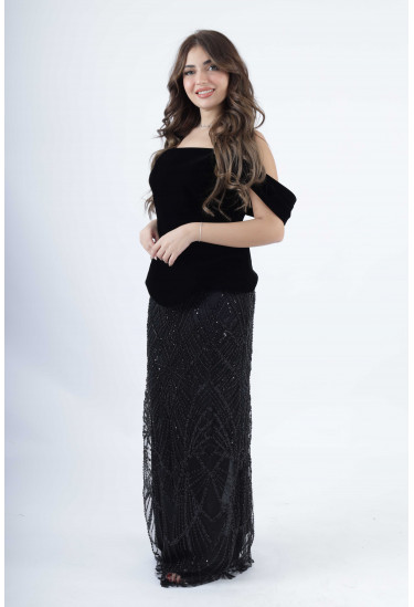 فستان مخملي عاري الأكتاف