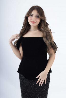 فستان مخملي عاري الأكتاف