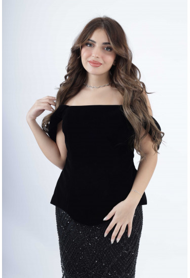 فستان مخملي عاري الأكتاف