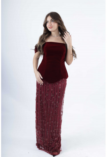 فستان مخملي عاري الأكتاف