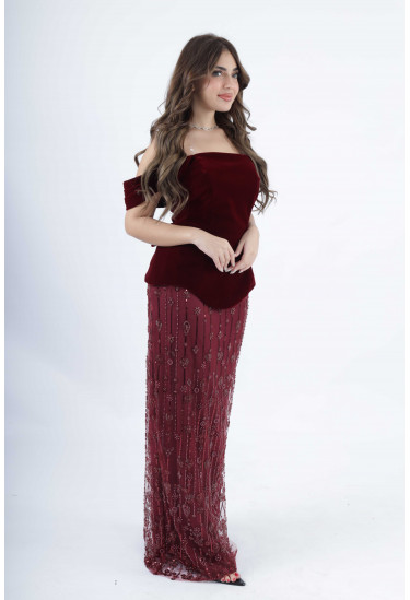 فستان مخملي عاري الأكتاف