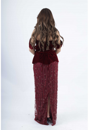 فستان مخملي عاري الأكتاف