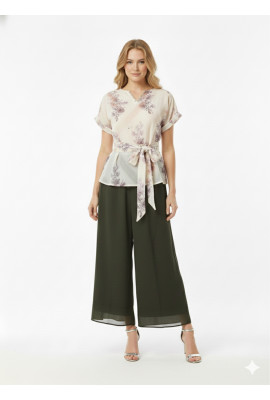 طقم نسائي بتصميم ناعم و أنيق