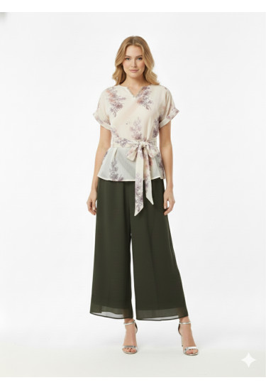 طقم نسائي بتصميم ناعم و أنيق