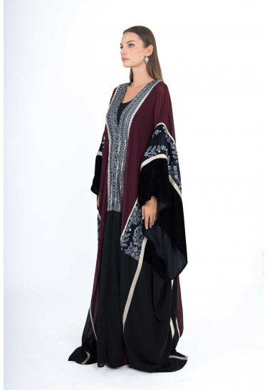 جلابية سهرة بتطريز تراثي وأكمام مخمل