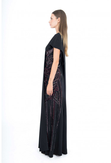 فستان سهرة طويل بأكمام قصيرة وتطريز جانبي درامي