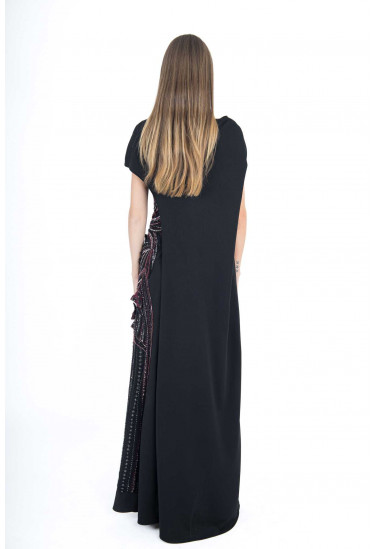 فستان سهرة طويل بأكمام قصيرة وتطريز جانبي درامي