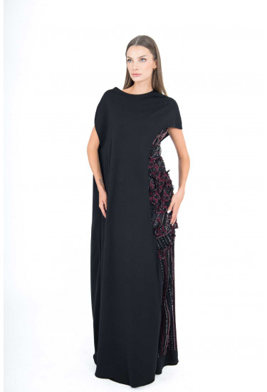 فستان سهرة طويل بأكمام قصيرة وتطريز جانبي درامي