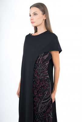 فستان سهرة طويل بأكمام قصيرة وتطريز جانبي درامي