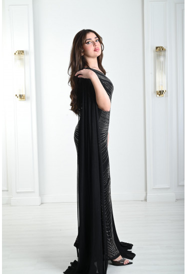 فستان سهرة مطرز بأكمام كيب طوبلة