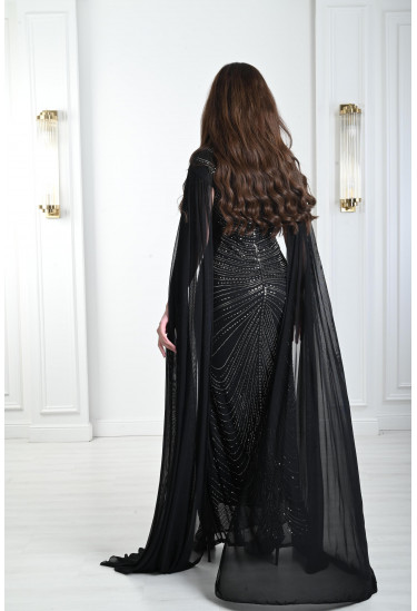 فستان سهرة مطرز بأكمام كيب طوبلة