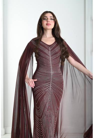 فستان سهرة مطرز بأكمام كيب طوبلة