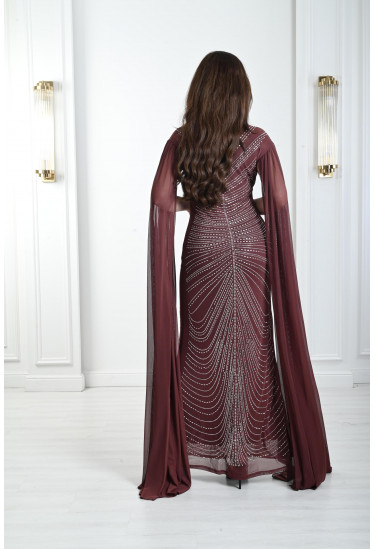 فستان سهرة مطرز بأكمام كيب طوبلة