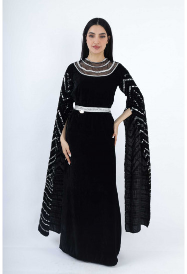 جلابية مخمل بتطريز هندسي وياقة شبكية