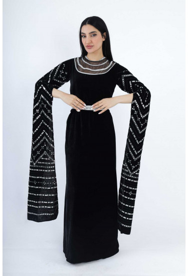 جلابية مخمل بتطريز هندسي وياقة شبكية