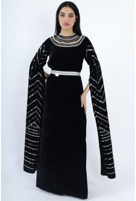 جلابية مخمل بتطريز هندسي وياقة شبكية