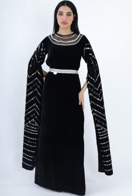 جلابية مخمل بتطريز هندسي وياقة شبكية