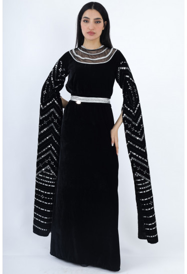 جلابية مخمل بتطريز هندسي وياقة شبكية