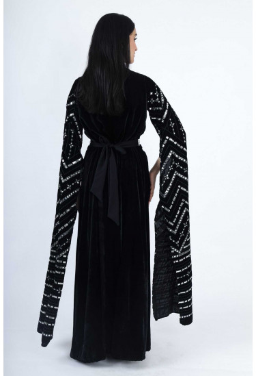 جلابية مخمل بتطريز هندسي وياقة شبكية