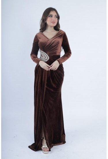 فستان مخملي مطرز