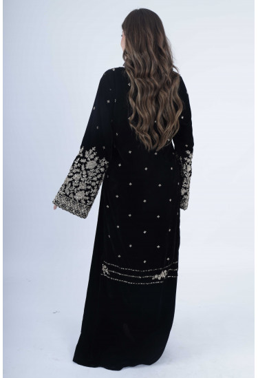 جلابية مخملية فاخرة بتطريز فضي راقٍ جلابية مخملية فاخرة بتطريز فضي راقٍ