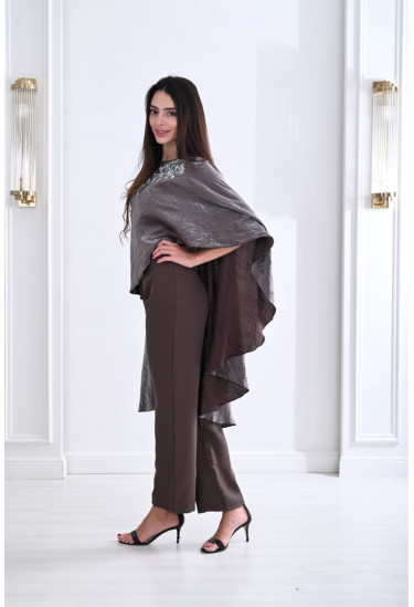 طقم أنيق بكيب مطرز راقي