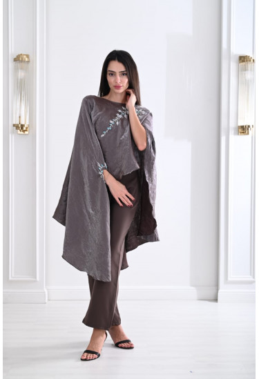 طقم أنيق بكيب مطرز راقي