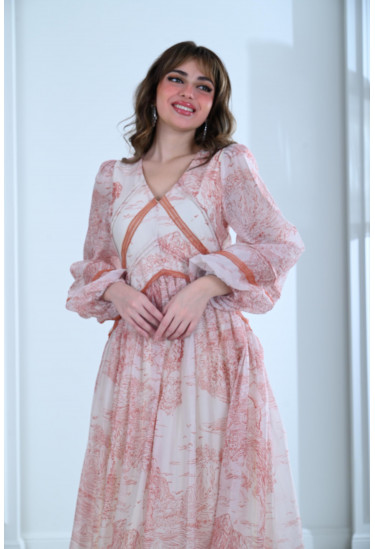 فستان بطباعات خريفية و تفاصيل دانتيل أنيقة