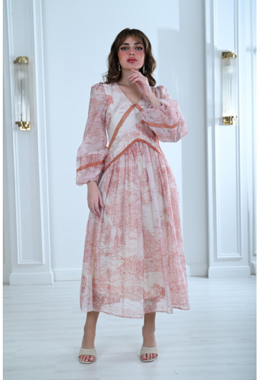 فستان بطباعات خريفية و تفاصيل دانتيل أنيقة