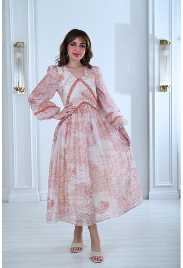 فستان بطباعات خريفية و تفاصيل دانتيل أنيقة