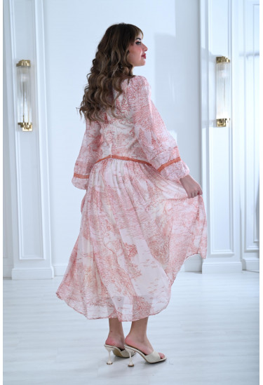 فستان بطباعات خريفية و تفاصيل دانتيل أنيقة