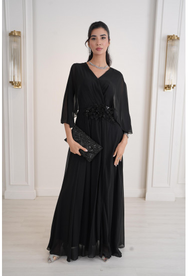 فستان سهرة أنيق بتصميم فاخر وتطريز راقٍ على الخصر