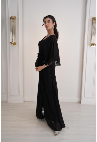 فستان سهرة أنيق بتصميم فاخر وتطريز راقٍ على الخصر