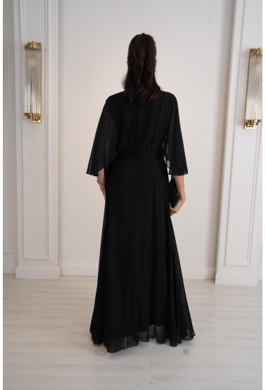 فستان سهرة أنيق بتصميم فاخر وتطريز راقٍ على الخصر