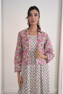 فستان أنيق واسع مع جاكيت قصير مزين بنقوش